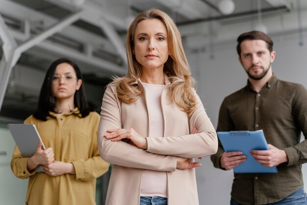 Equipo serio de compañeros de trabajo en la oficina.