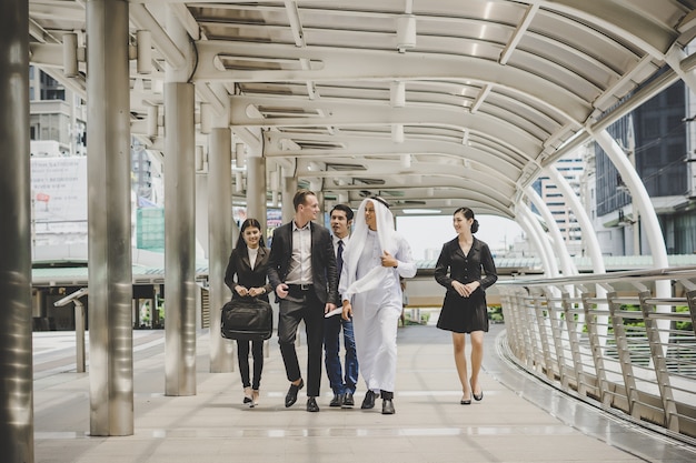 Equipo de socios comerciales caminando y discutiendo el trabajo.