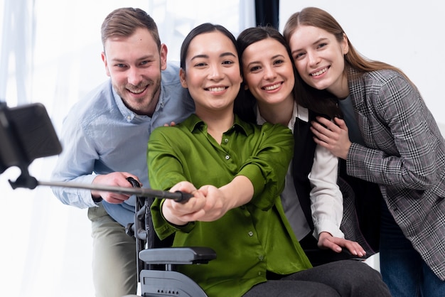 Foto gratuita equipo sonriente tomando una selfie