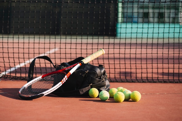 Foto gratuita equipo de tenis en el campo de tenis.