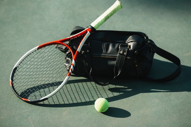 Foto gratuita equipo de tenis en el campo de tenis.