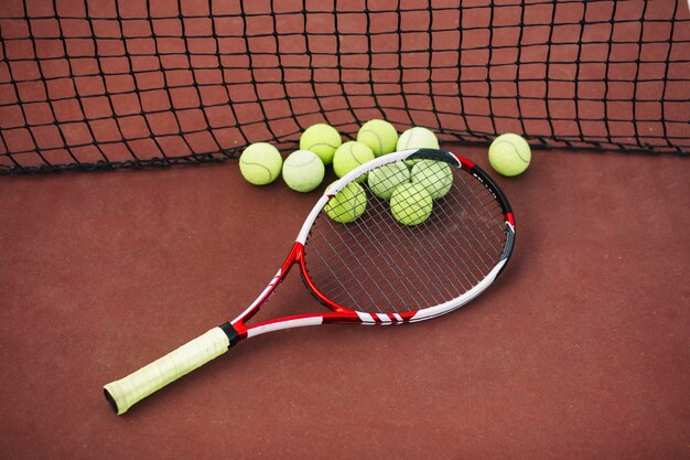 Equipo de tenis en el campo