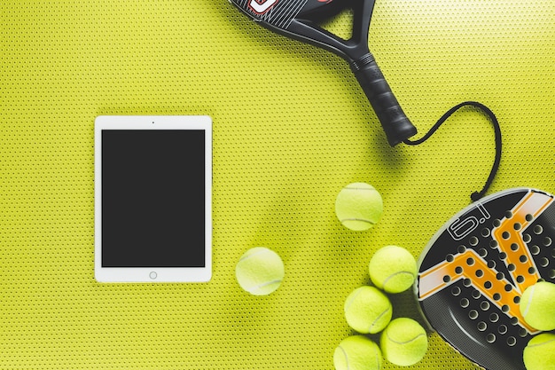 Foto gratuita equipo de tenis cerca de la tableta
