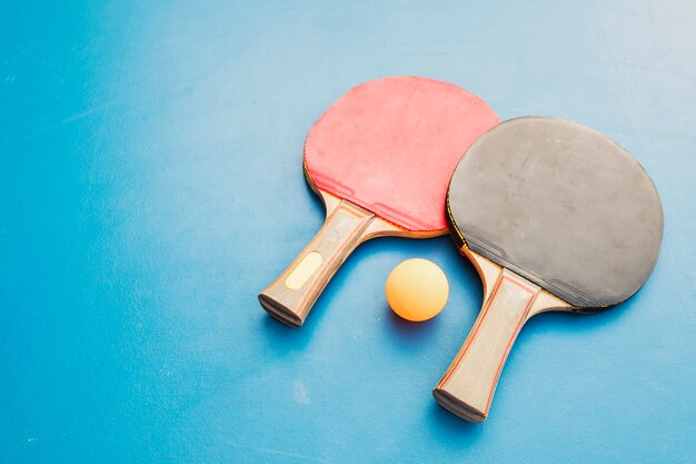 Equipo de tenis de mesa en mesa azul.