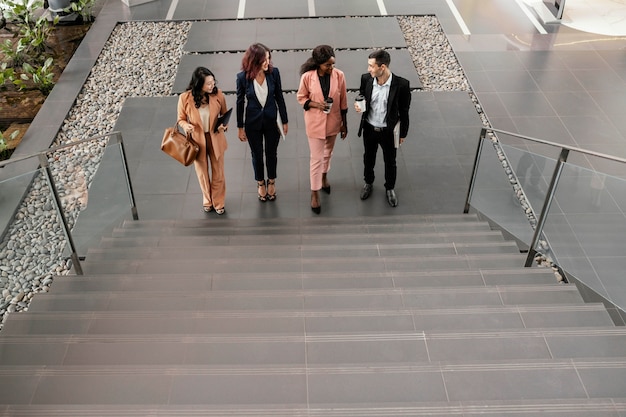 Foto gratuita equipo de tiro completo subiendo las escaleras