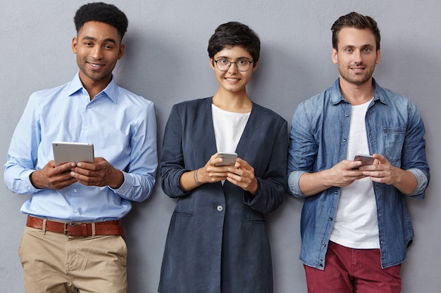 El equipo de trabajadores de negocios de raza mixta Friendy trabaja con tecnologías modernas