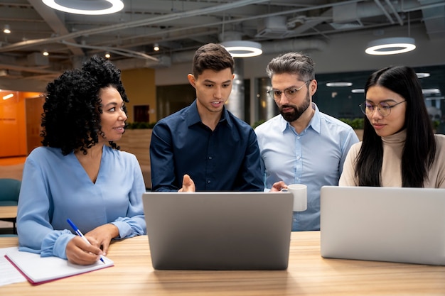 Foto gratuita equipo trabajando juntos en proyecto