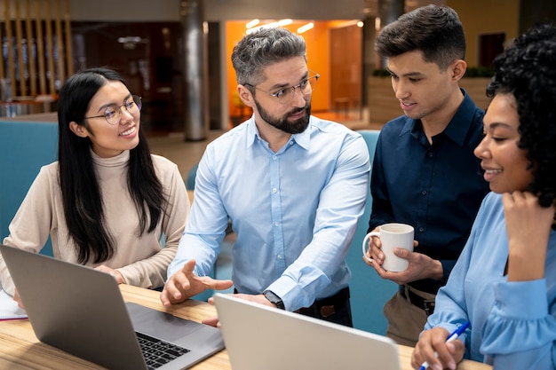 Foto gratuita equipo trabajando juntos en proyecto