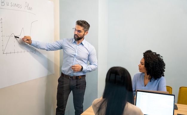 Foto gratuita equipo trabajando juntos en proyecto