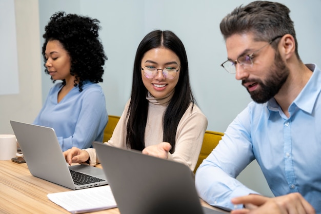 Foto gratuita equipo trabajando juntos en proyecto