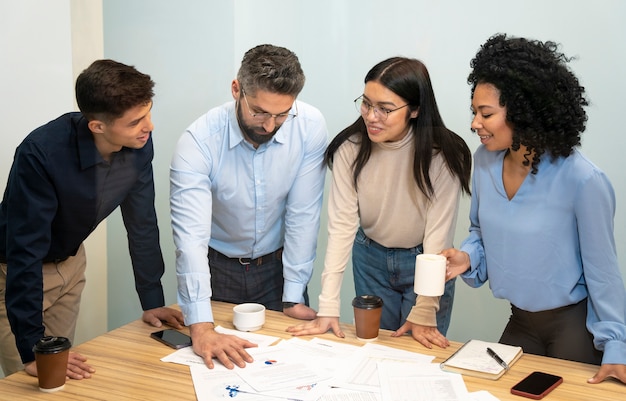 Foto gratuita equipo trabajando juntos en proyecto