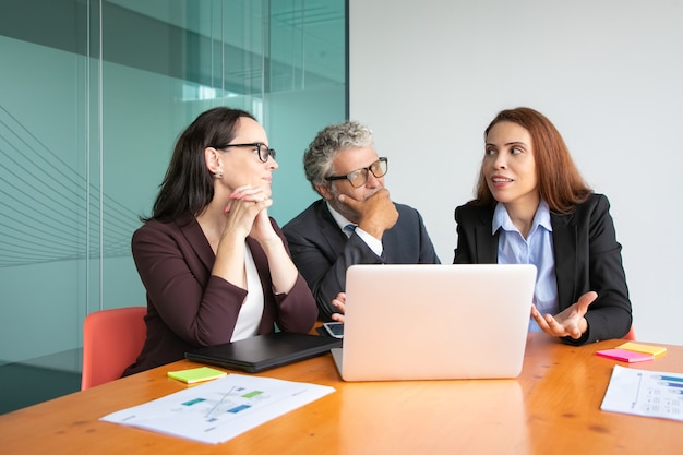 Equipo trabajando en proyecto juntos.