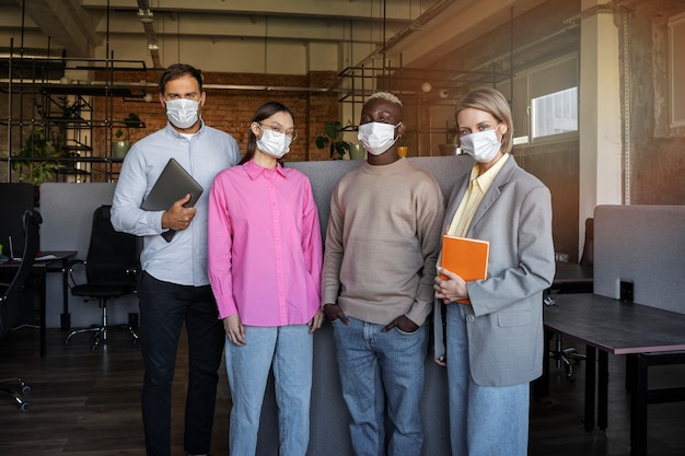 Equipo de vista frontal con mascarillas