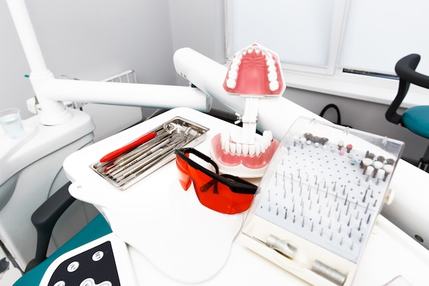Equipos e instrumentos dentales en la oficina del dentista. Primer plano de herramientas.