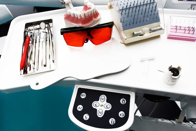 Equipos e instrumentos dentales en la oficina del dentista. Primer plano de herramientas.