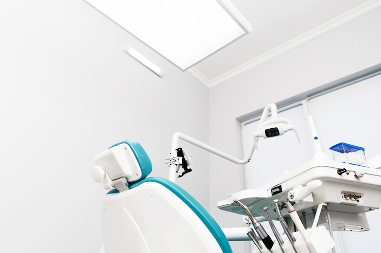 Foto gratuito equipos e instrumentos dentales en la oficina del dentista. primer plano de herramientas.