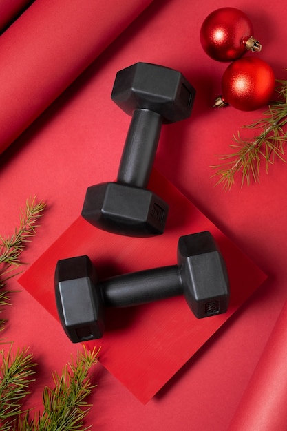 Equipos de fitness y gimnasio con tema navideño y decoraciones.