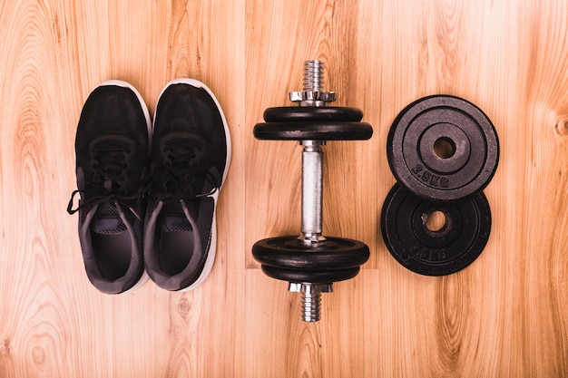 Equipos de gimnasio en el piso de madera