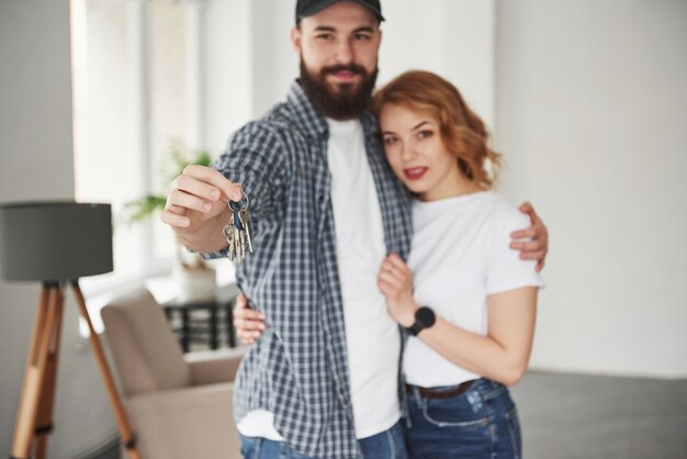 Este es el éxito. Pareja feliz juntos en su nueva casa. Concepción de mudanza