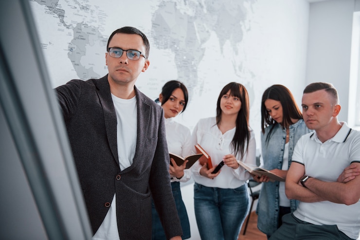 Foto gratuito esta es nuestra estrategia para los próximos meses. empresarios y gerente trabajando en su nuevo proyecto en el aula