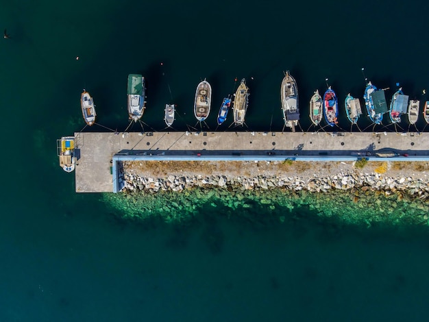 Foto gratuita escala de grises aérea de barcos en el puerto