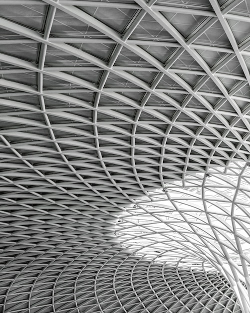 Foto gratuita escala de grises de la arquitectura moderna bajo las luces