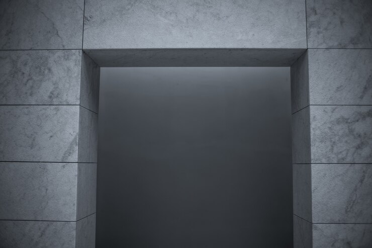 Foto gratuito escala de grises de una pared debajo de las luces: ideal para fondos y fondos de pantalla