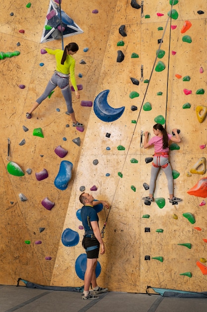 Foto gratuita escalada en roca familiar juntos en el interior de la arena