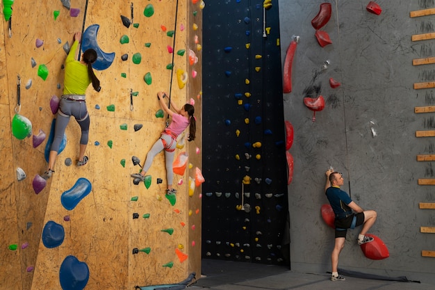 Foto gratuita escalada en roca familiar juntos en el interior de la arena