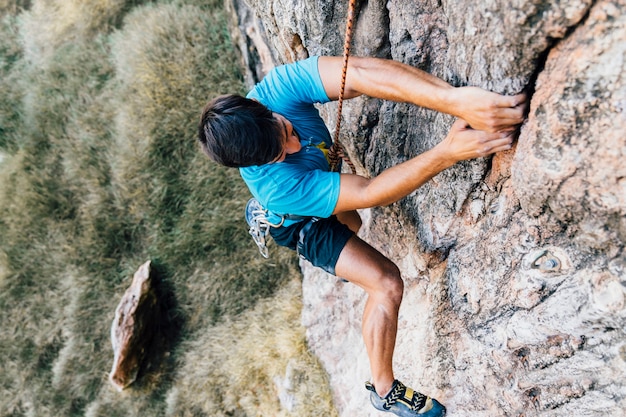 Escalador de roca en muro escarpado