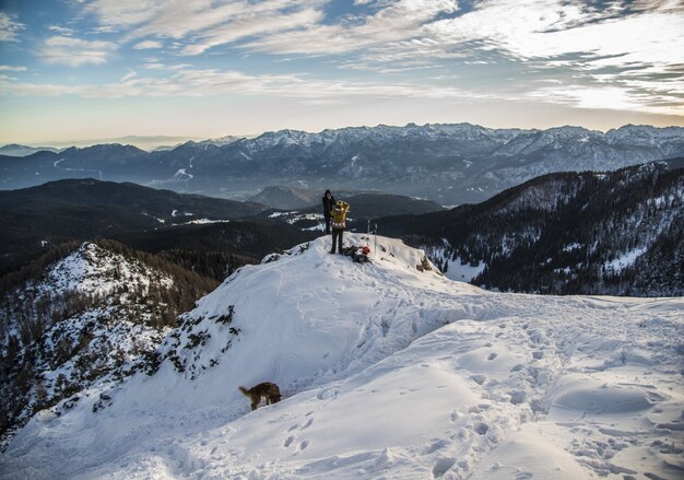 Escaladores en la cima de una montaña nevada