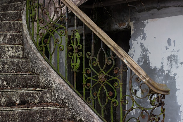 Escalera abandonada en un antiguo bar de hotel en Taiwán