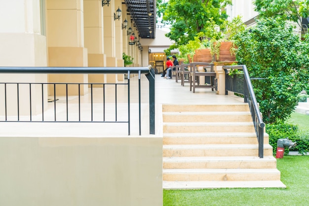 Foto gratuita escalera al aire libre a pie