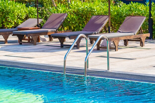 Escalera alrededor de la piscina al aire libre en el hotel resort