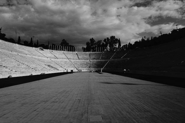 Escalera de anfiteatro en blanco y negro.