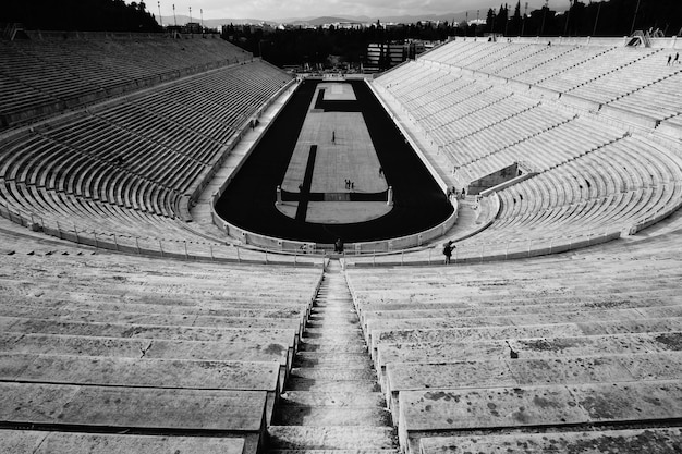 Escalera de anfiteatro en blanco y negro.