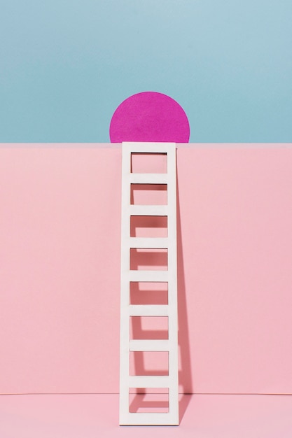 Escalera blanca con círculo rosa