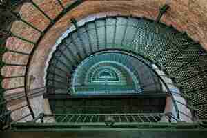 Foto gratuita escalera de caracol en el interior del faro de la playa de currituck en corolla ee.uu.