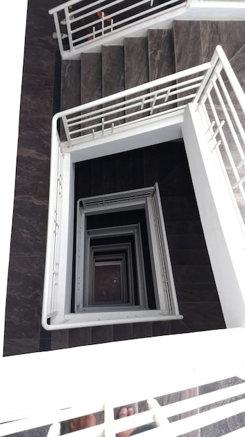 Foto gratuita escalera en el edificio de piedra que conduce al exterior