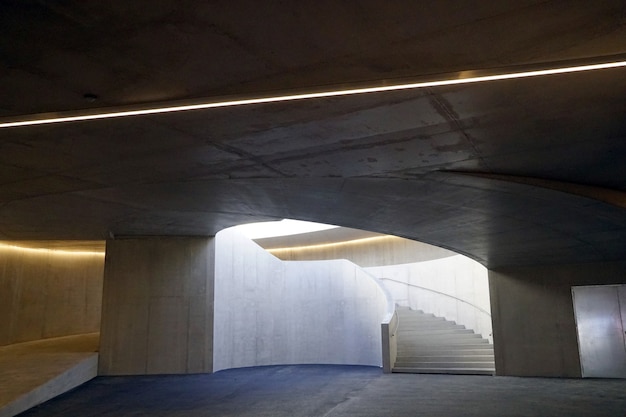 Escalera en el edificio de piedra que conduce al exterior