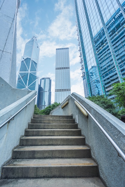 Foto gratuita escalera hacia edificios modernos