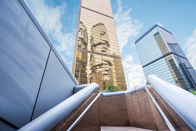 Escalera hacia edificios modernos