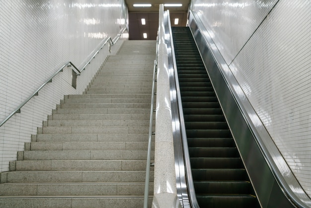 Escalera en la estación de metro