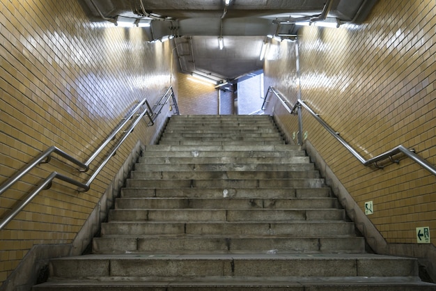 Foto gratuita escalera en la estación de metro.