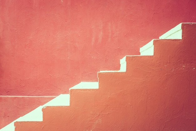 escalera de hormigón de color rojo