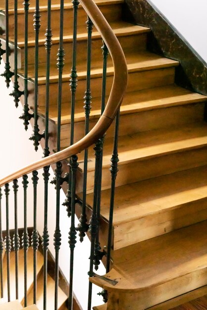 Escalera de madera en una casa antigua