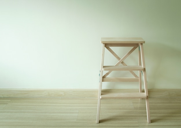 Escalera de madera en la habitación