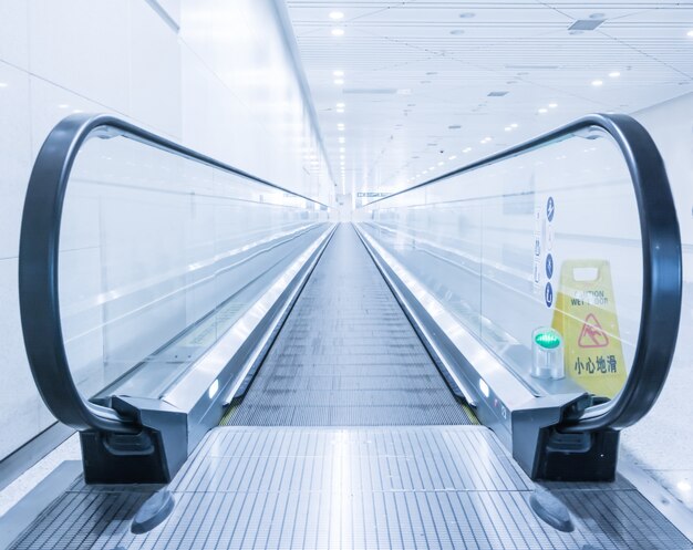 Escalera mecánica en el aeropuerto