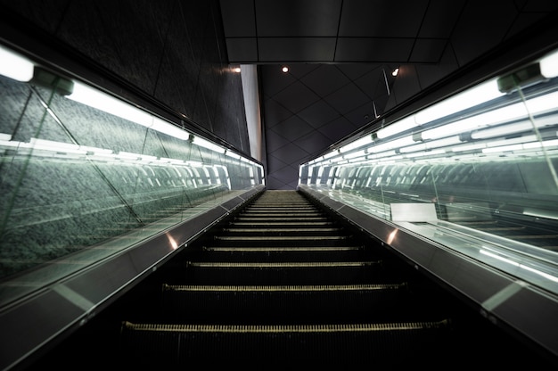 Escalera mecánica de un edificio