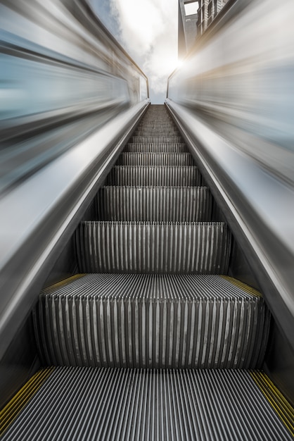 Escalera mecánica en una estación de metro